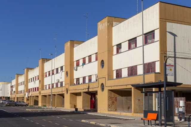 Non c'� un supermercato n� un bus che va in citt�: viaggio a Catino, il rione pi� isolato di Bari 